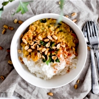 Nouilles de riz noir sautées – brocoli, cacahuètes & sauce soja